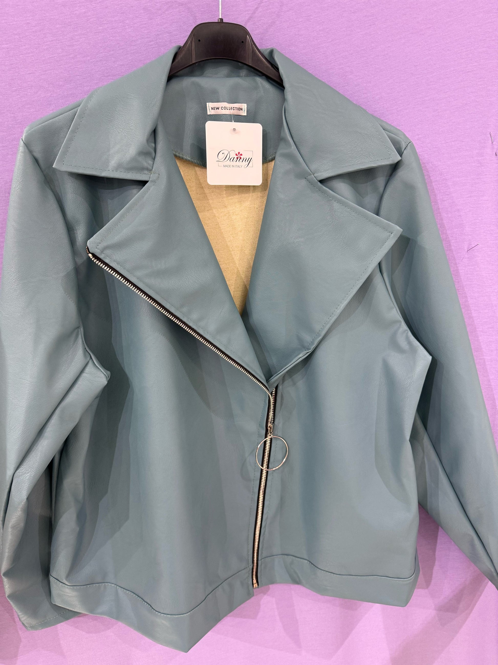 Giacca ecopelle con zip curvy