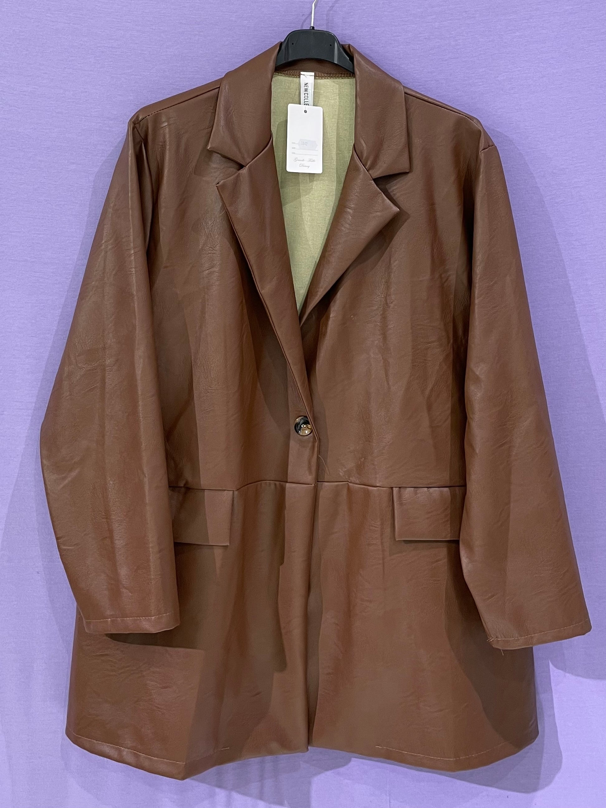 Giacca ecopelle con bottone curvy