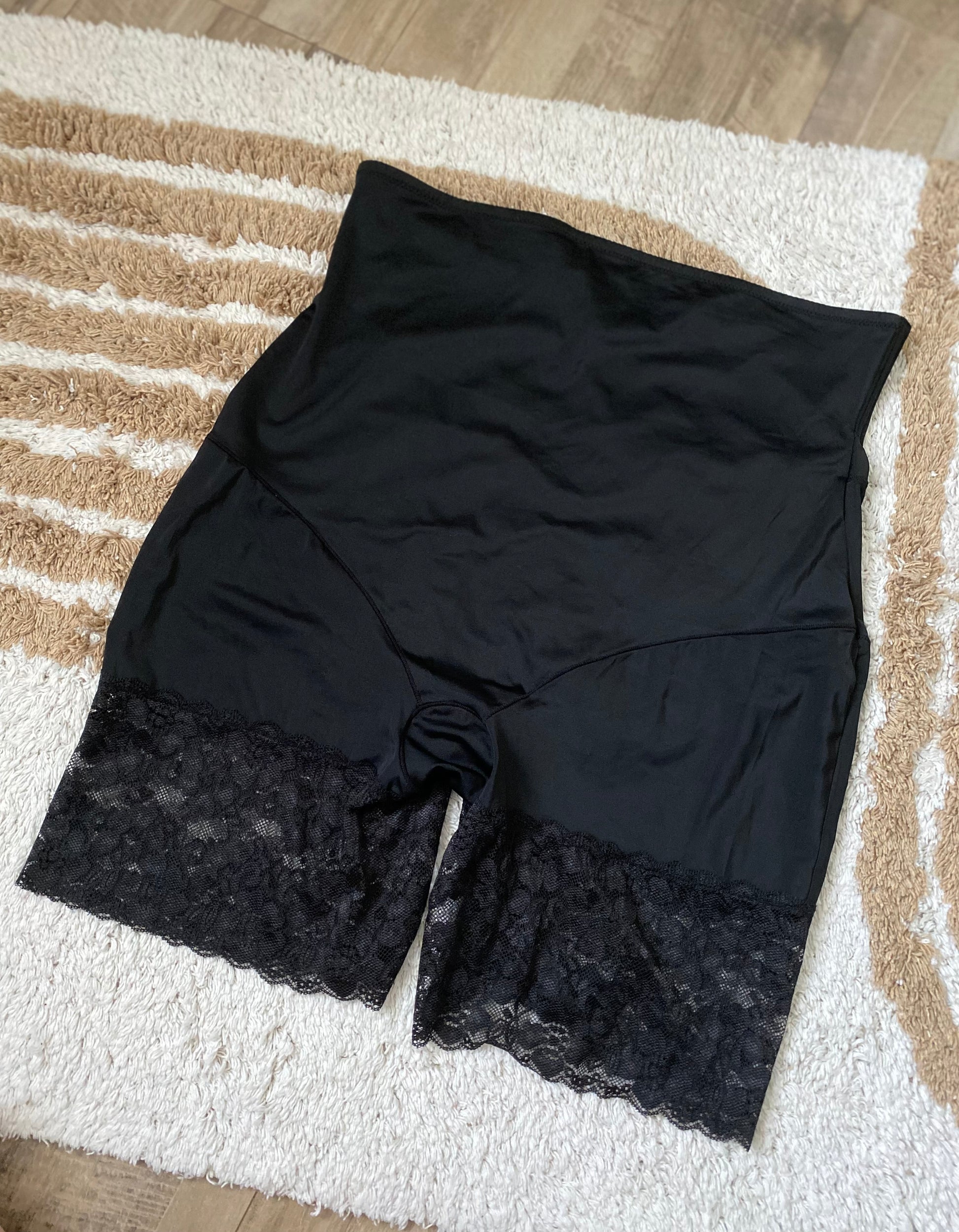 Guaina contenitiva con pizzo