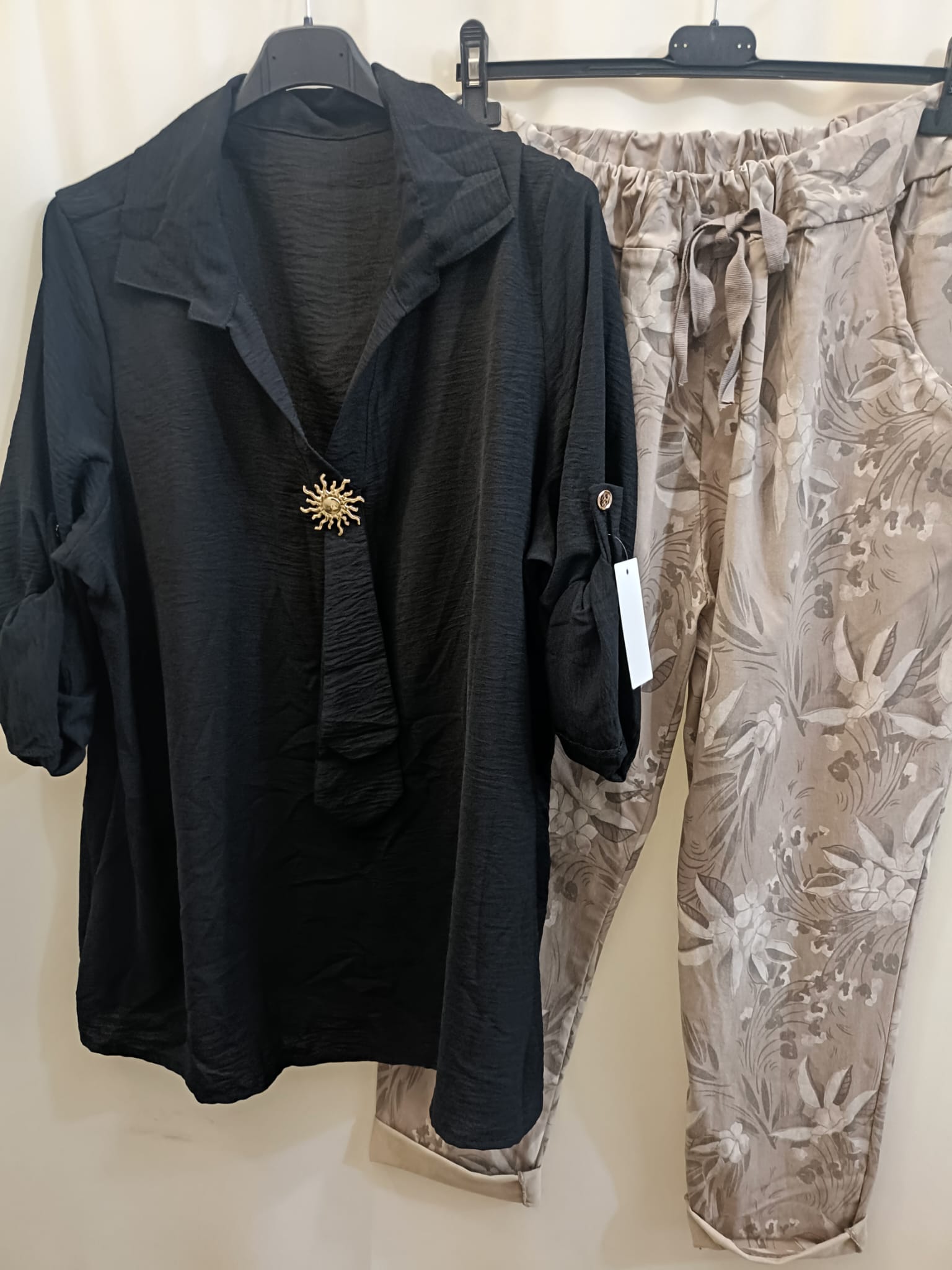 Maxi blusa con spilla frontale curvy