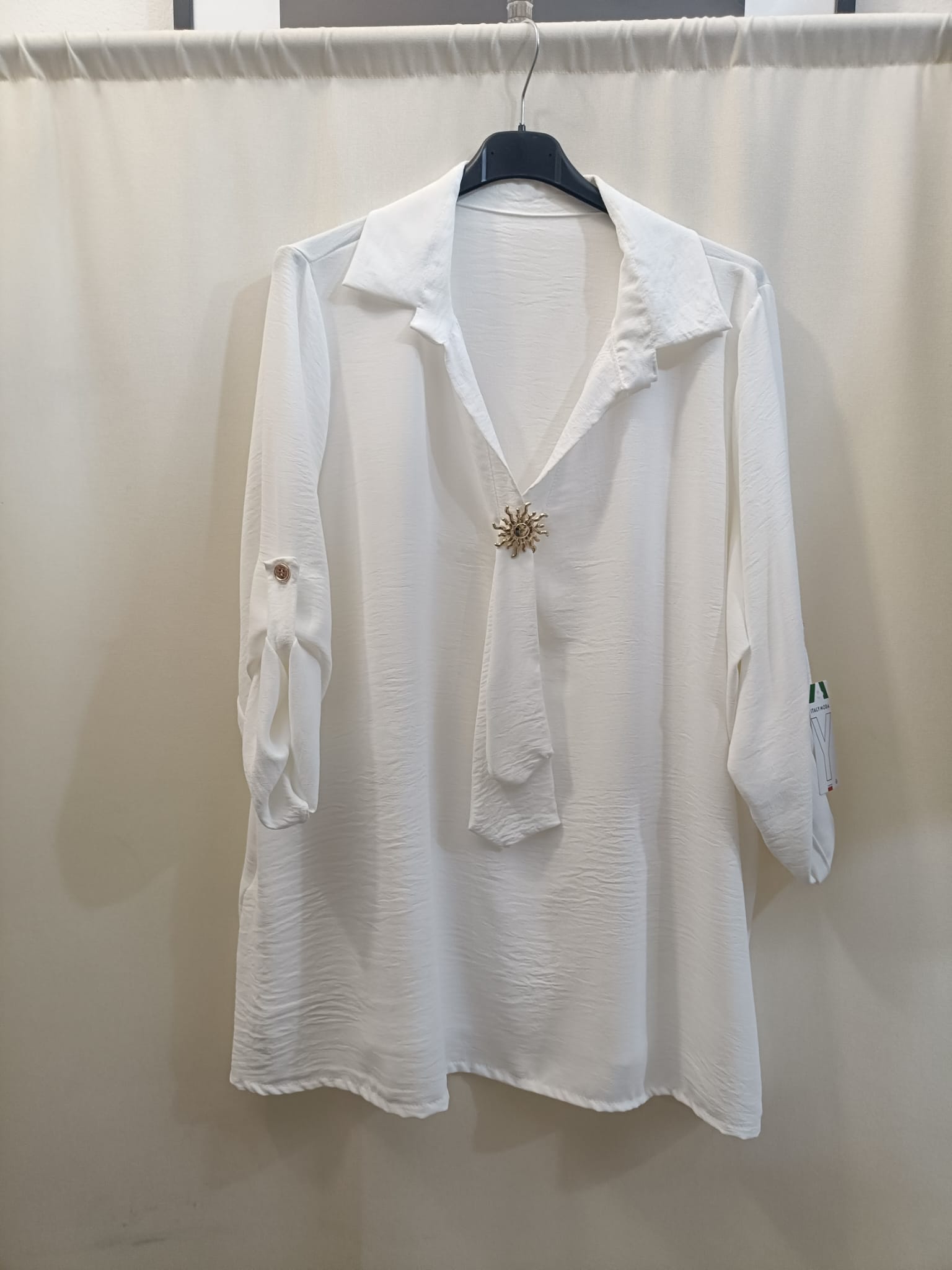 Maxi blusa con spilla frontale curvy