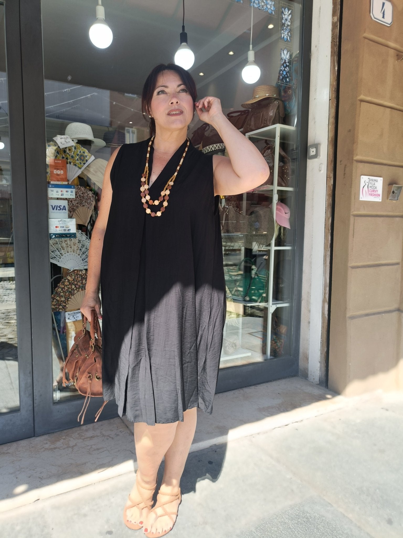 Abito smanicato al ginocchio con collana multi filo - Prima Fila Moda Curvy