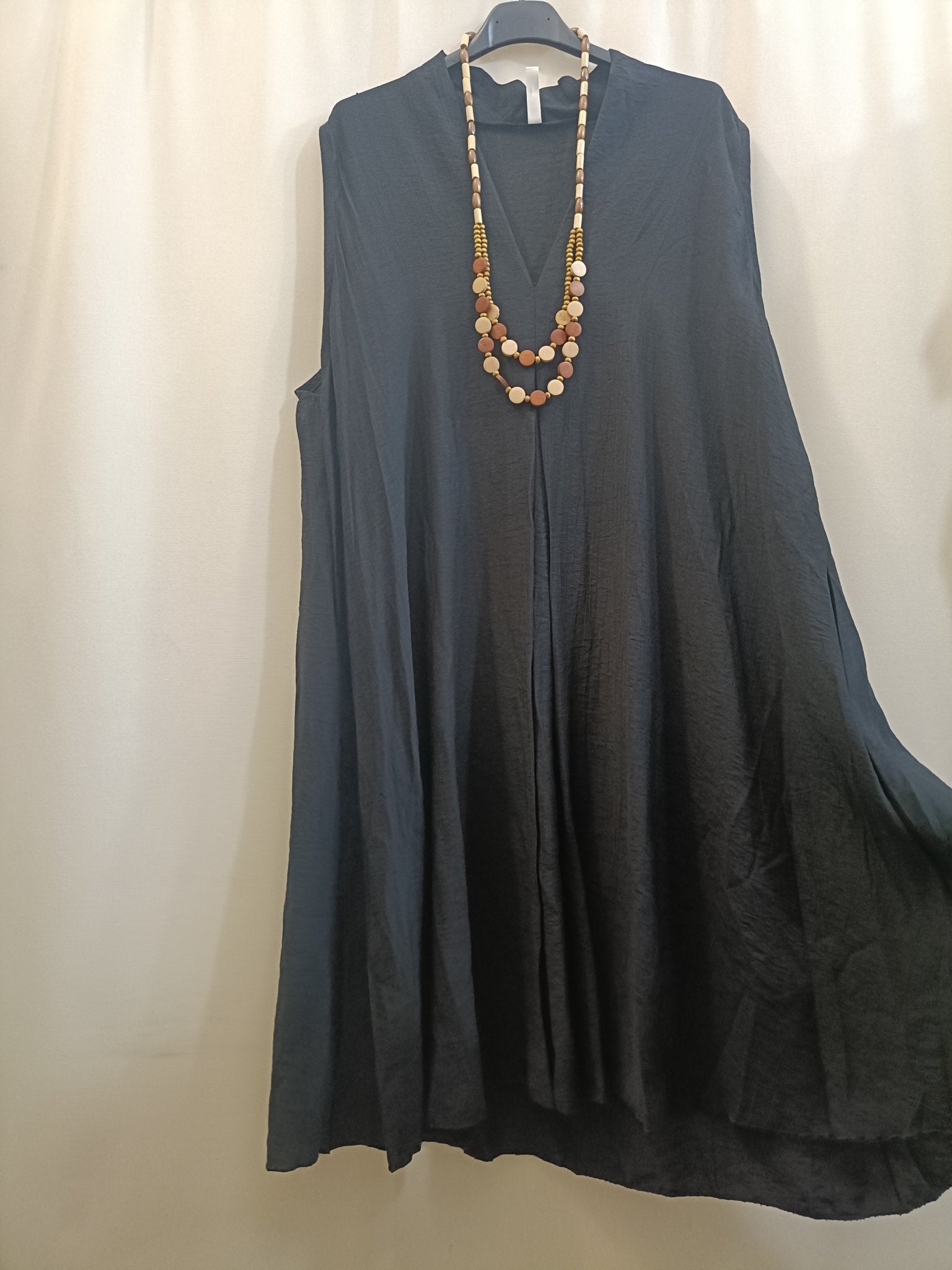Abito smanicato al ginocchio con collana multi filo - Prima Fila Moda Curvy