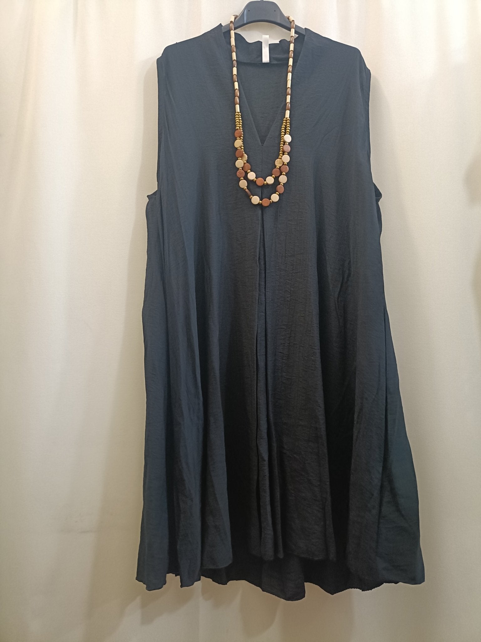 Abito smanicato al ginocchio con collana multi filo - Prima Fila Moda Curvy