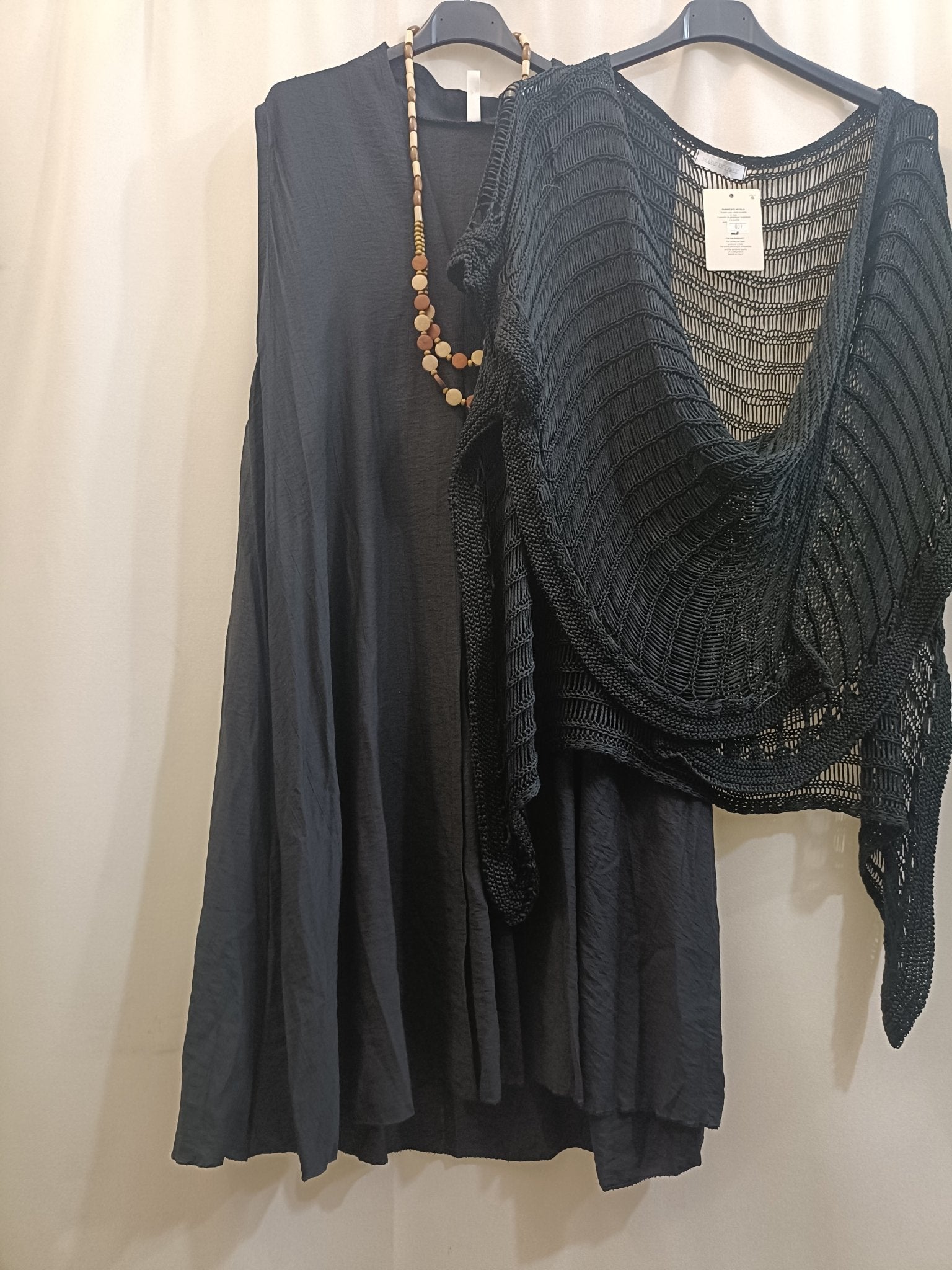 Abito smanicato al ginocchio con collana multi filo - Prima Fila Moda Curvy