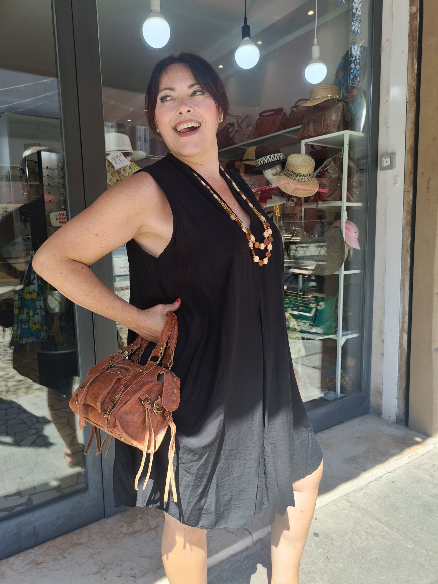 Abito smanicato al ginocchio con collana multi filo - Prima Fila Moda Curvy