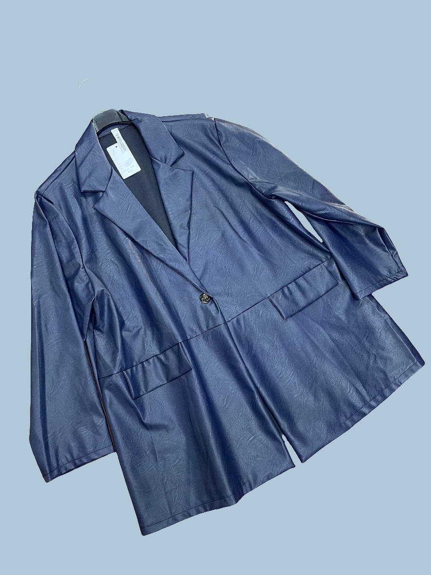 Giacca ecopelle con bottone curvy