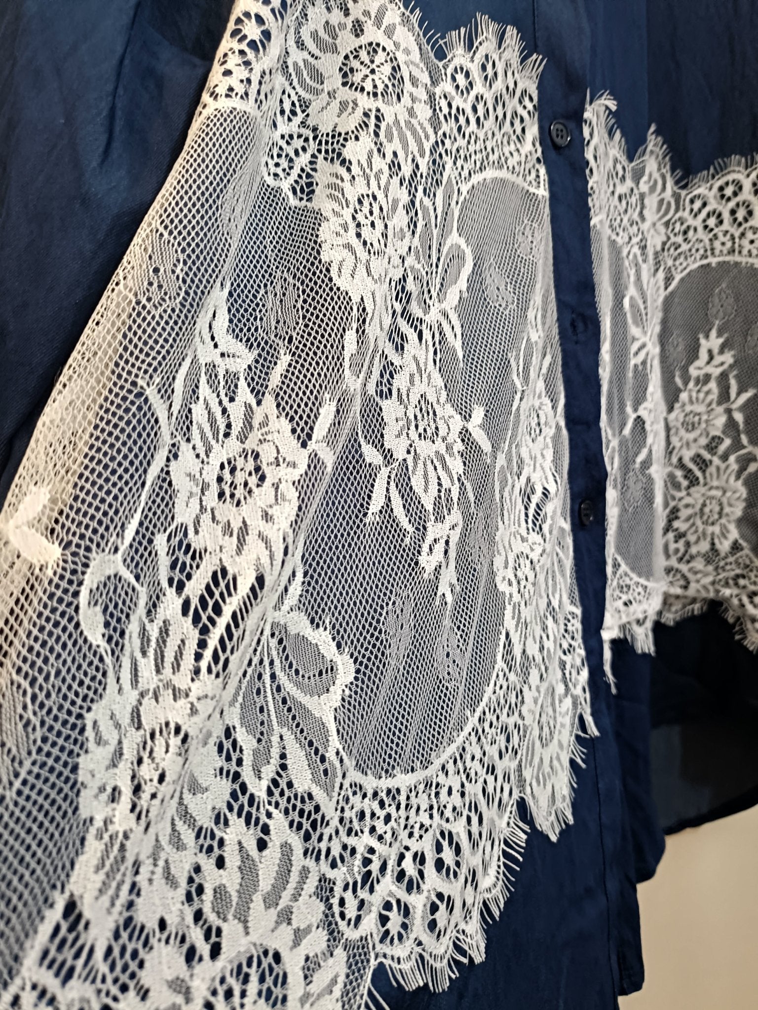 Maxi camicia leggera e fluida con macramè bianco curvy taglie comode - Prima Fila Moda Curvy
