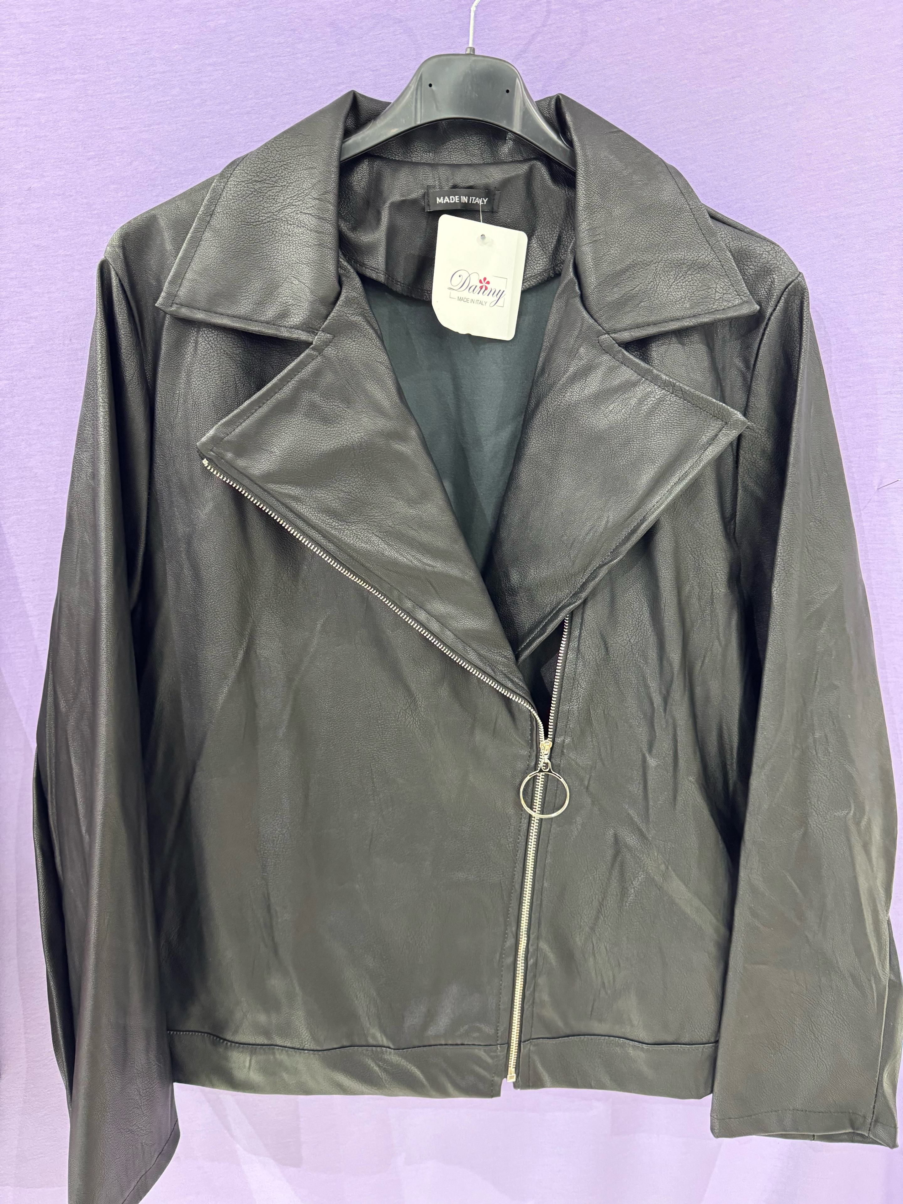 Giacca ecopelle con zip curvy