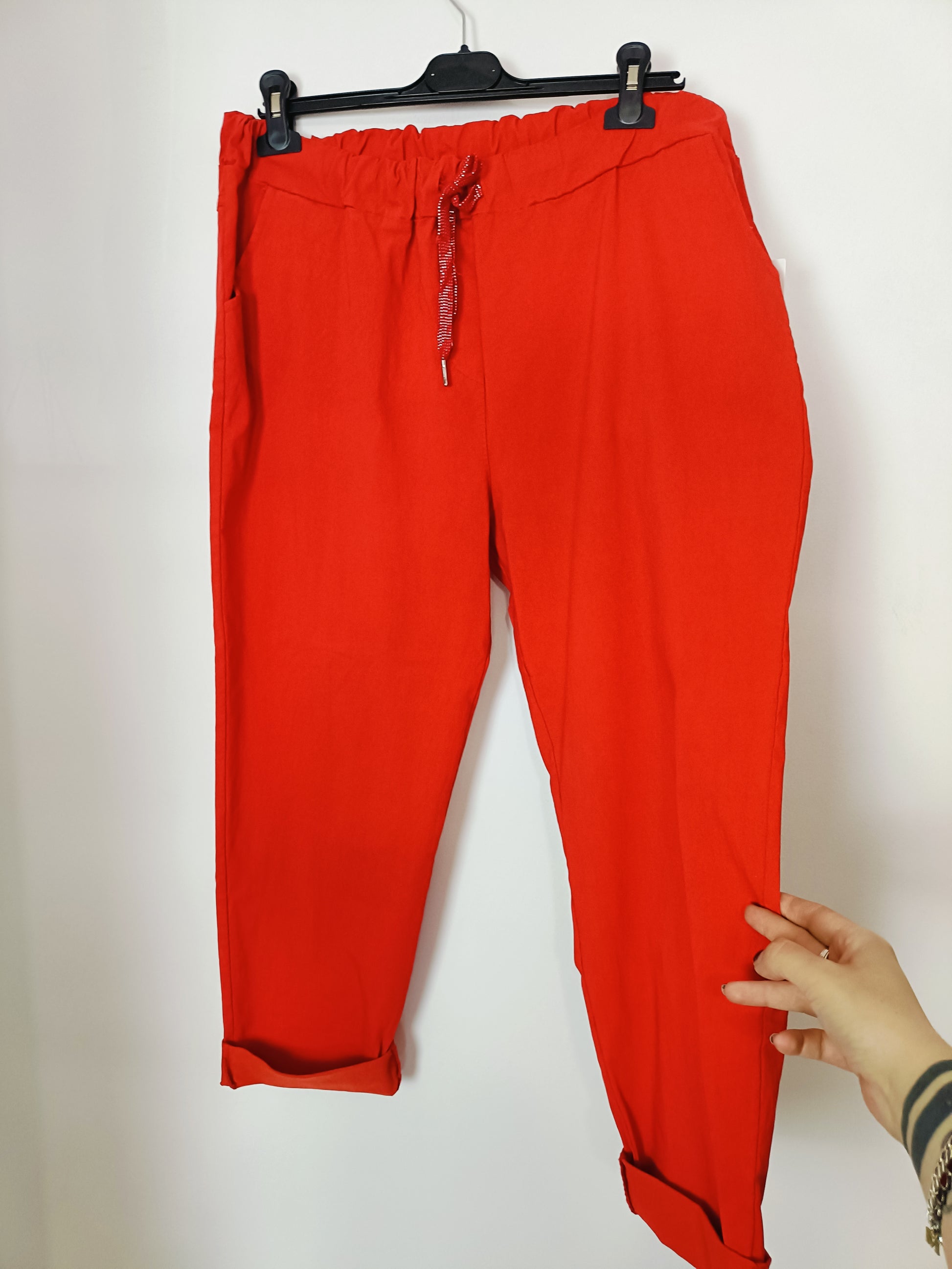 Pantalone rosso con elastico in vita