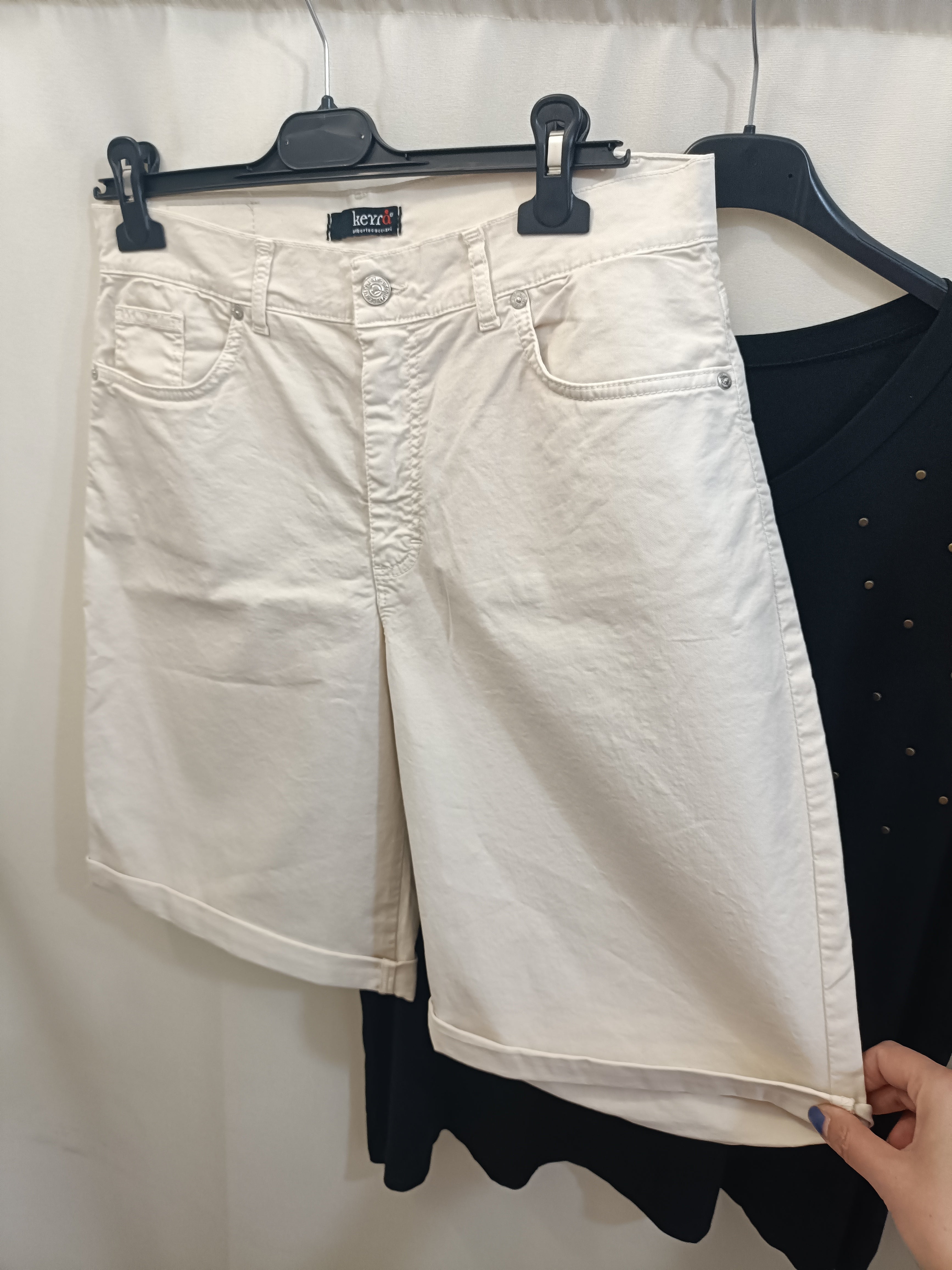 Bermuda in cotone con bottone e passanti