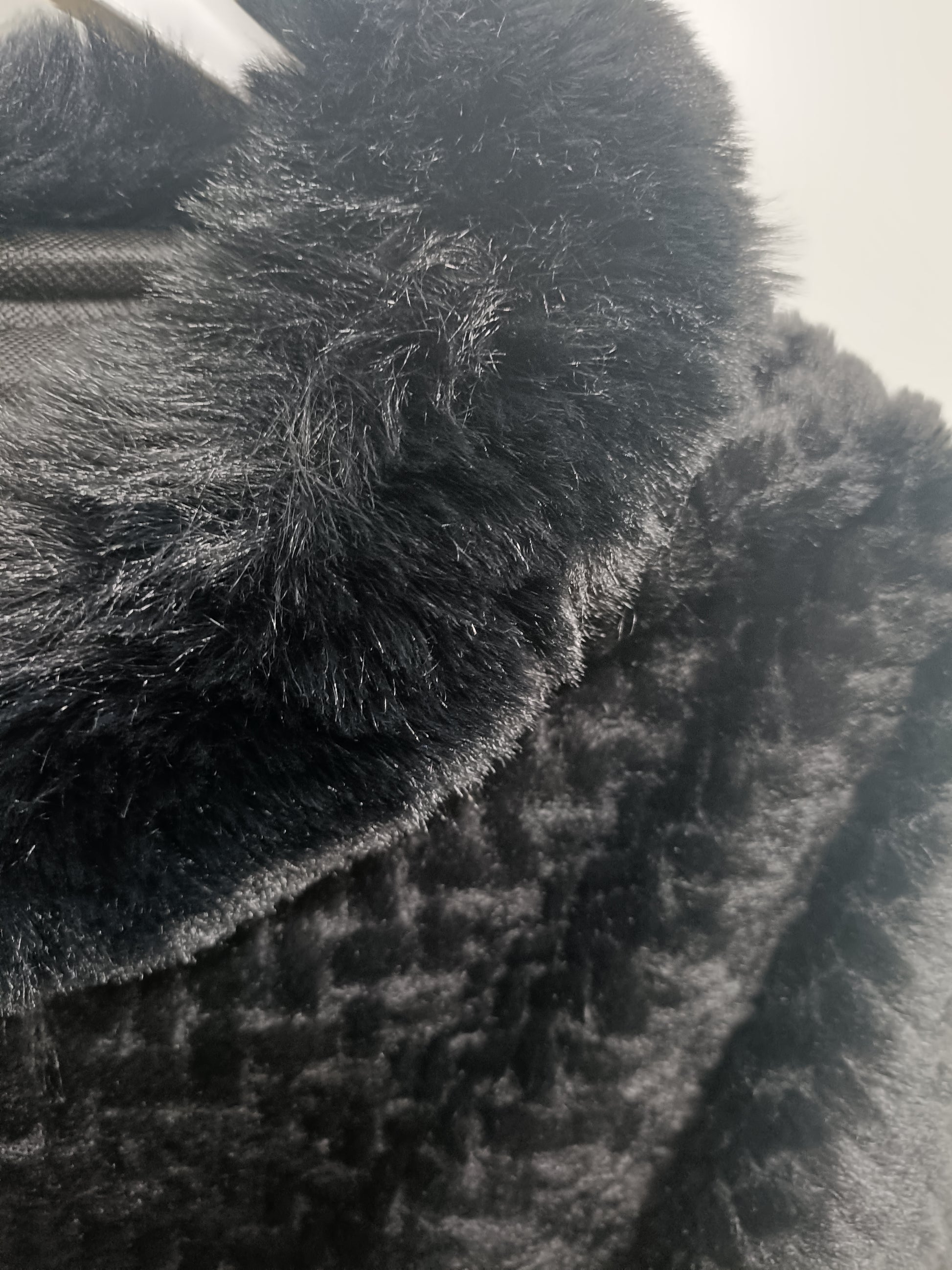 Mantella in ecopelliccia nera con trama