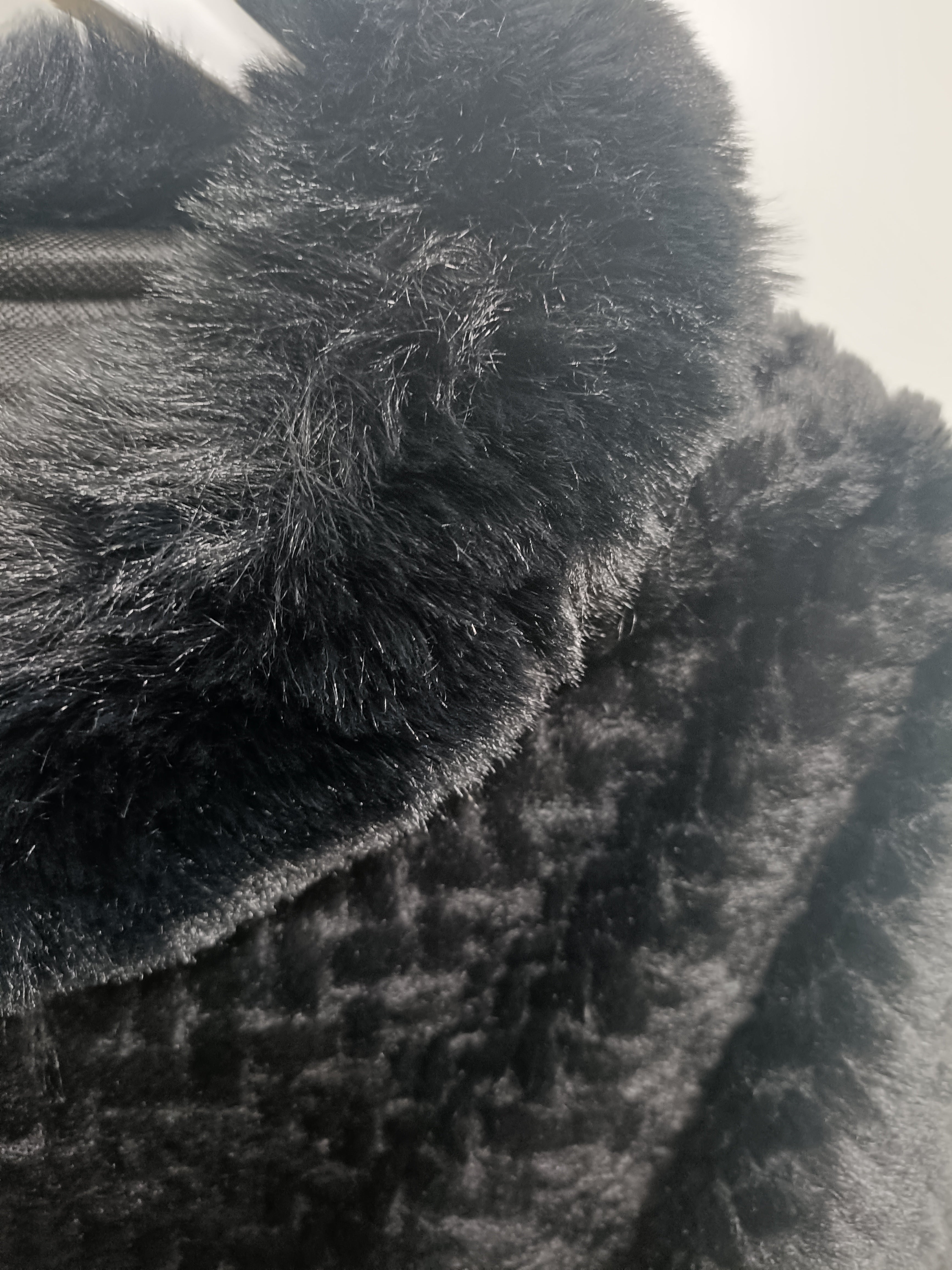 Mantella in ecopelliccia nera con trama