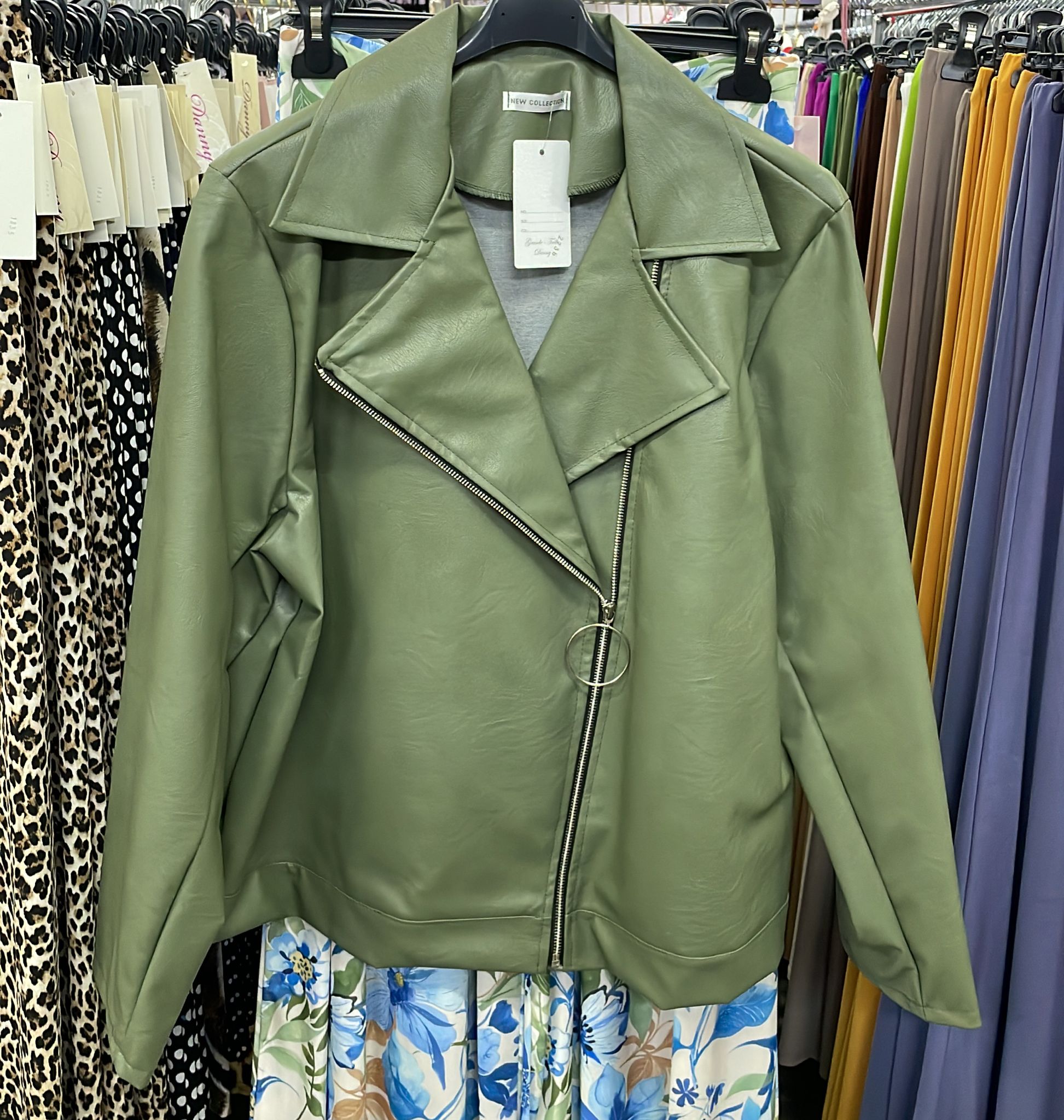 Giacca ecopelle con zip curvy