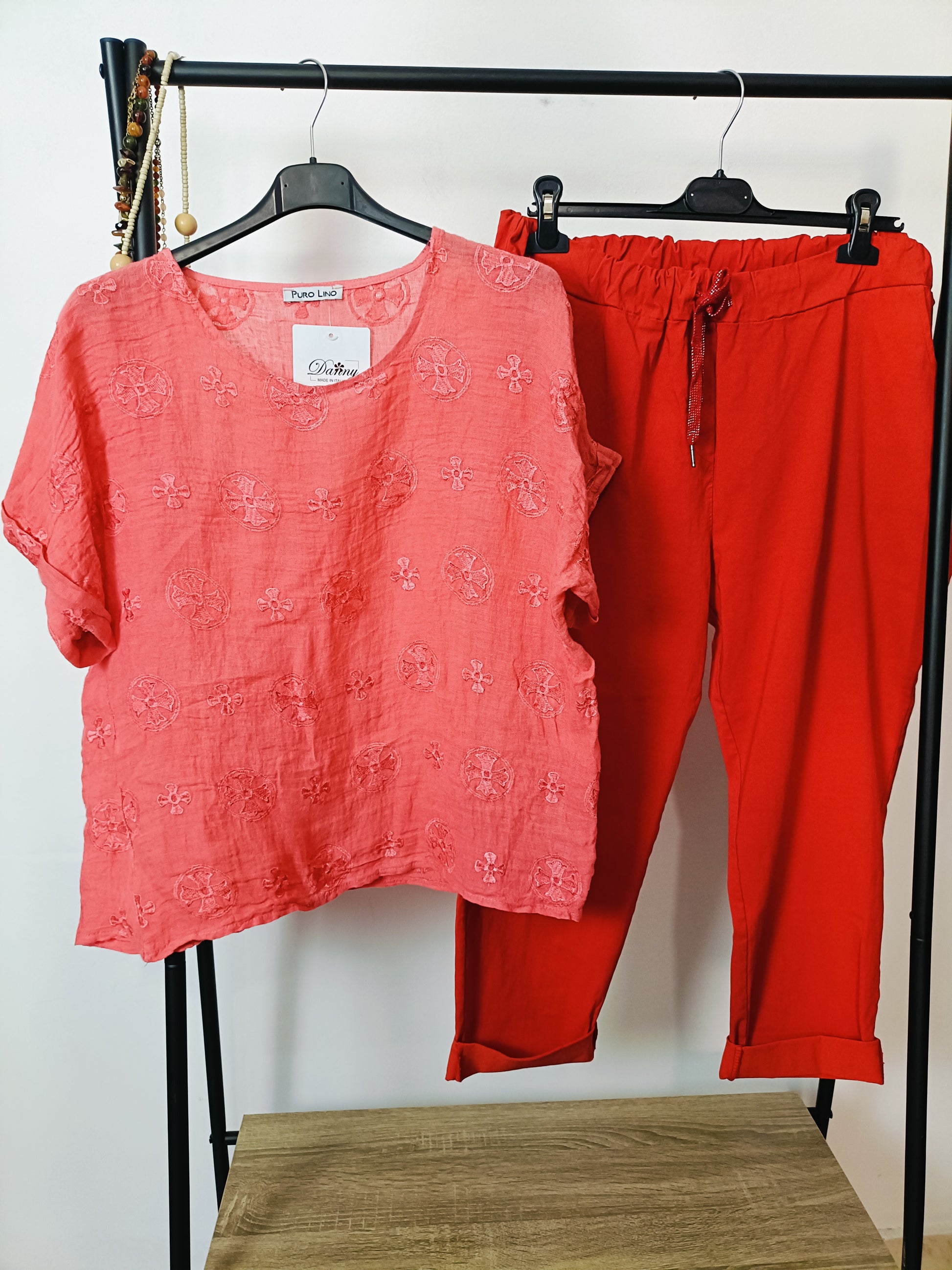 Pantalone rosso con elastico in vita