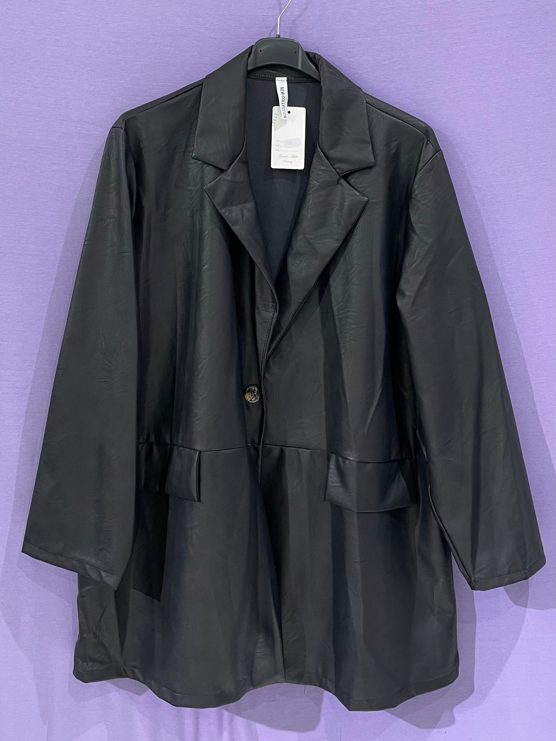 Giacca ecopelle con bottone curvy