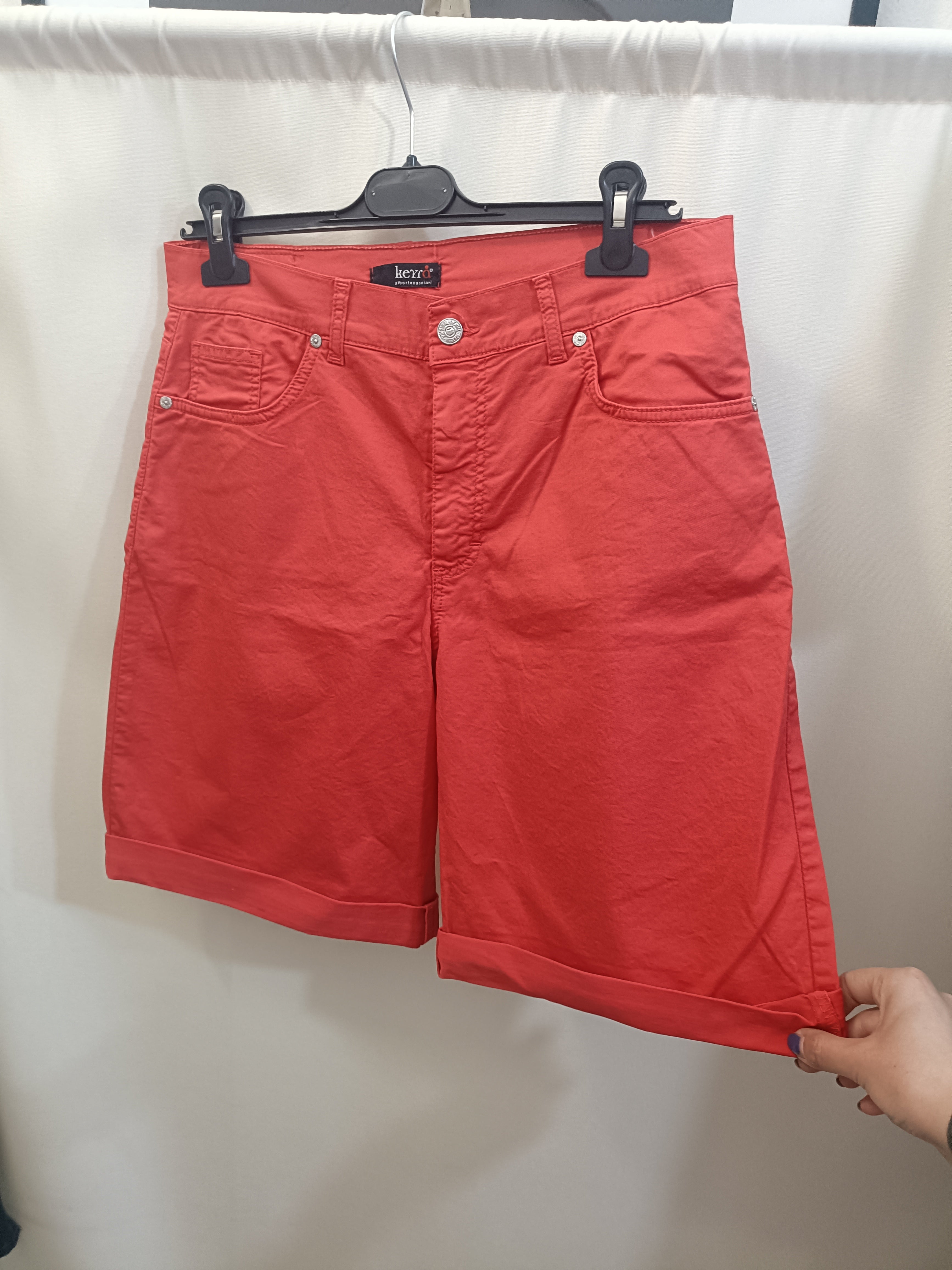 Bermuda in cotone con bottone e passanti