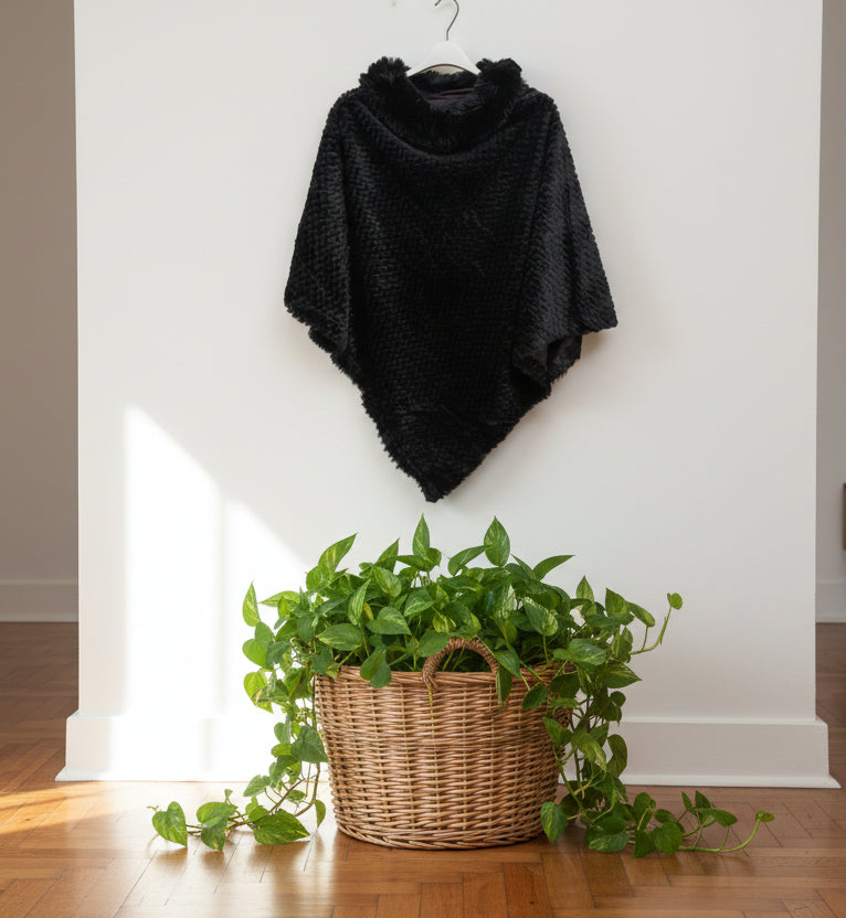 Mantella in ecopelliccia nera con trama