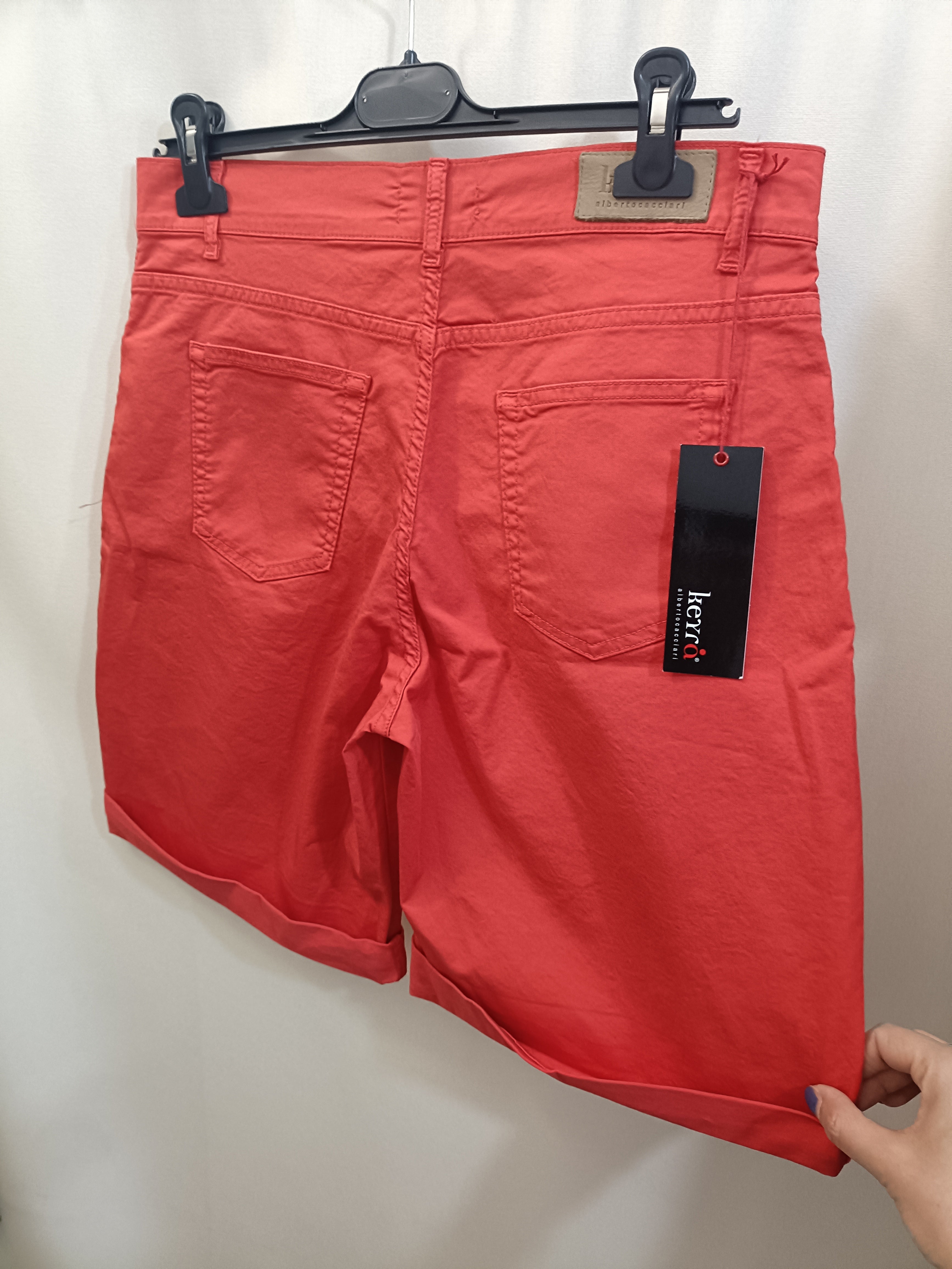 Bermuda in cotone con bottone e passanti