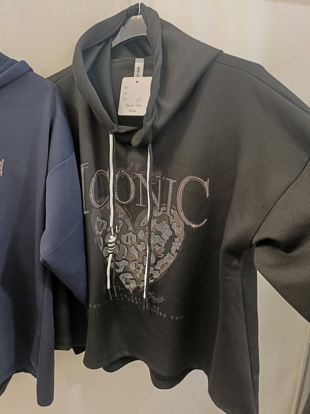 Felpa taglie comode Iconic con cappuccio e applicazioni
