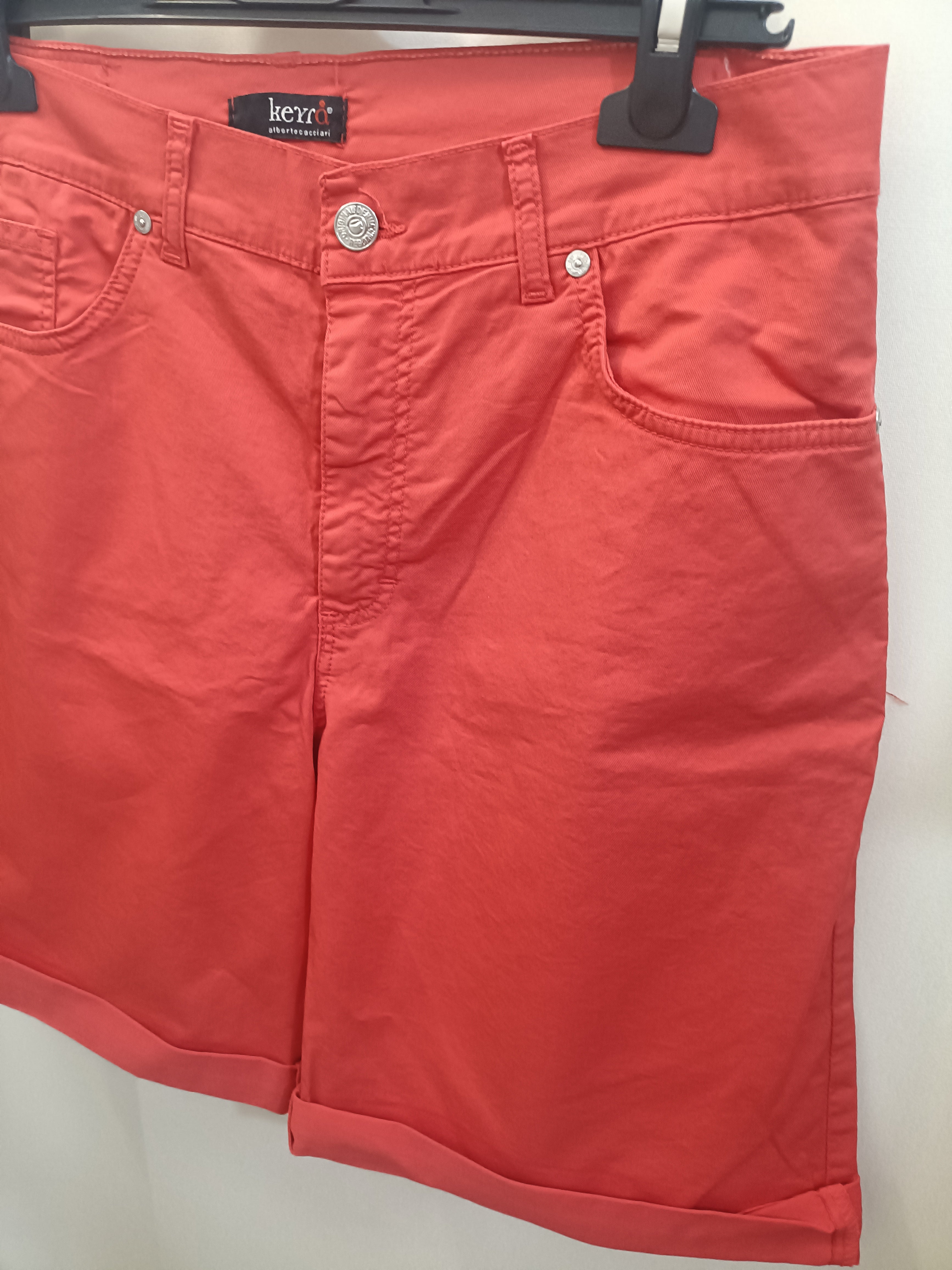 Bermuda in cotone con bottone e passanti