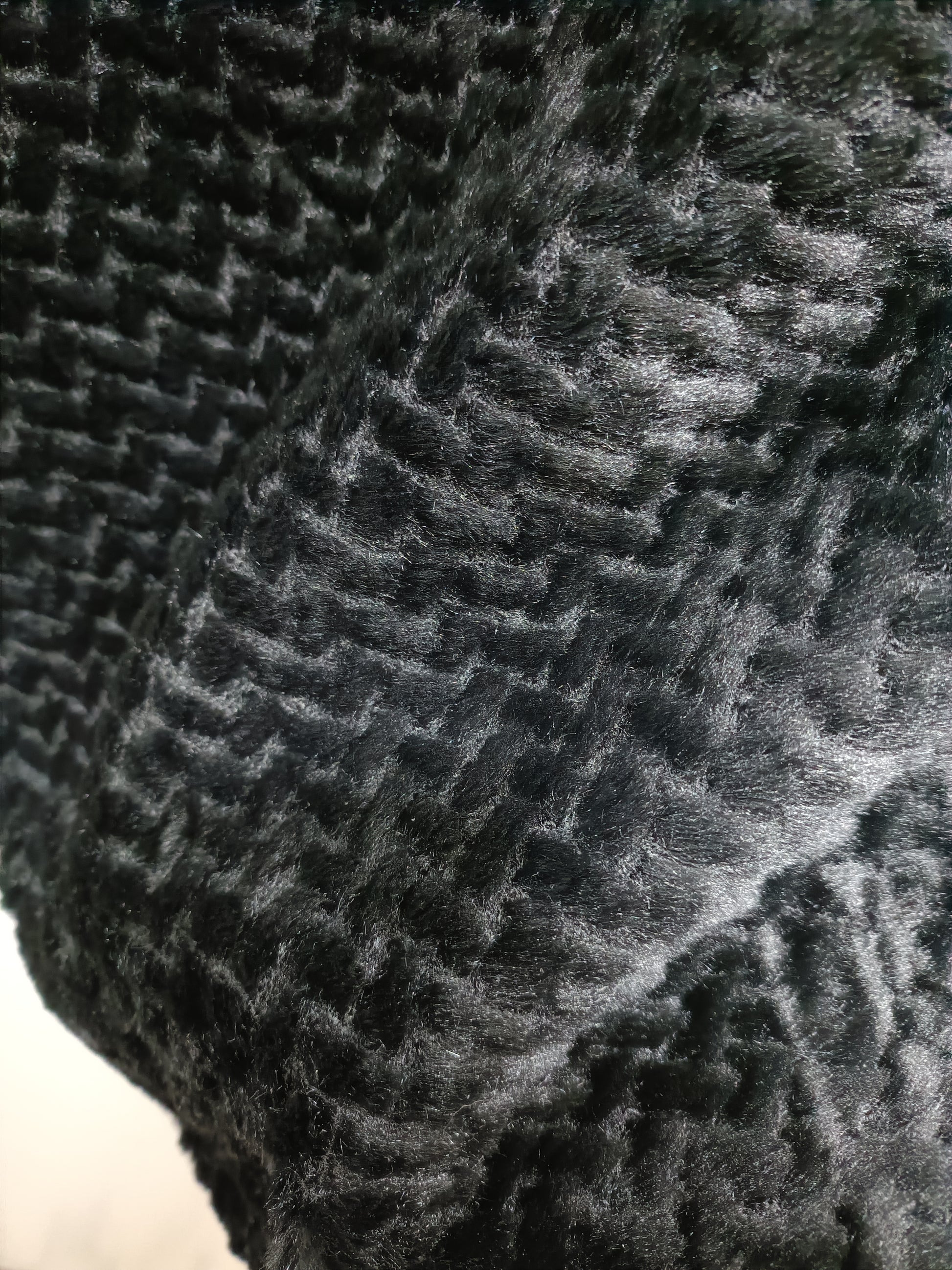 Mantella in ecopelliccia nera con trama