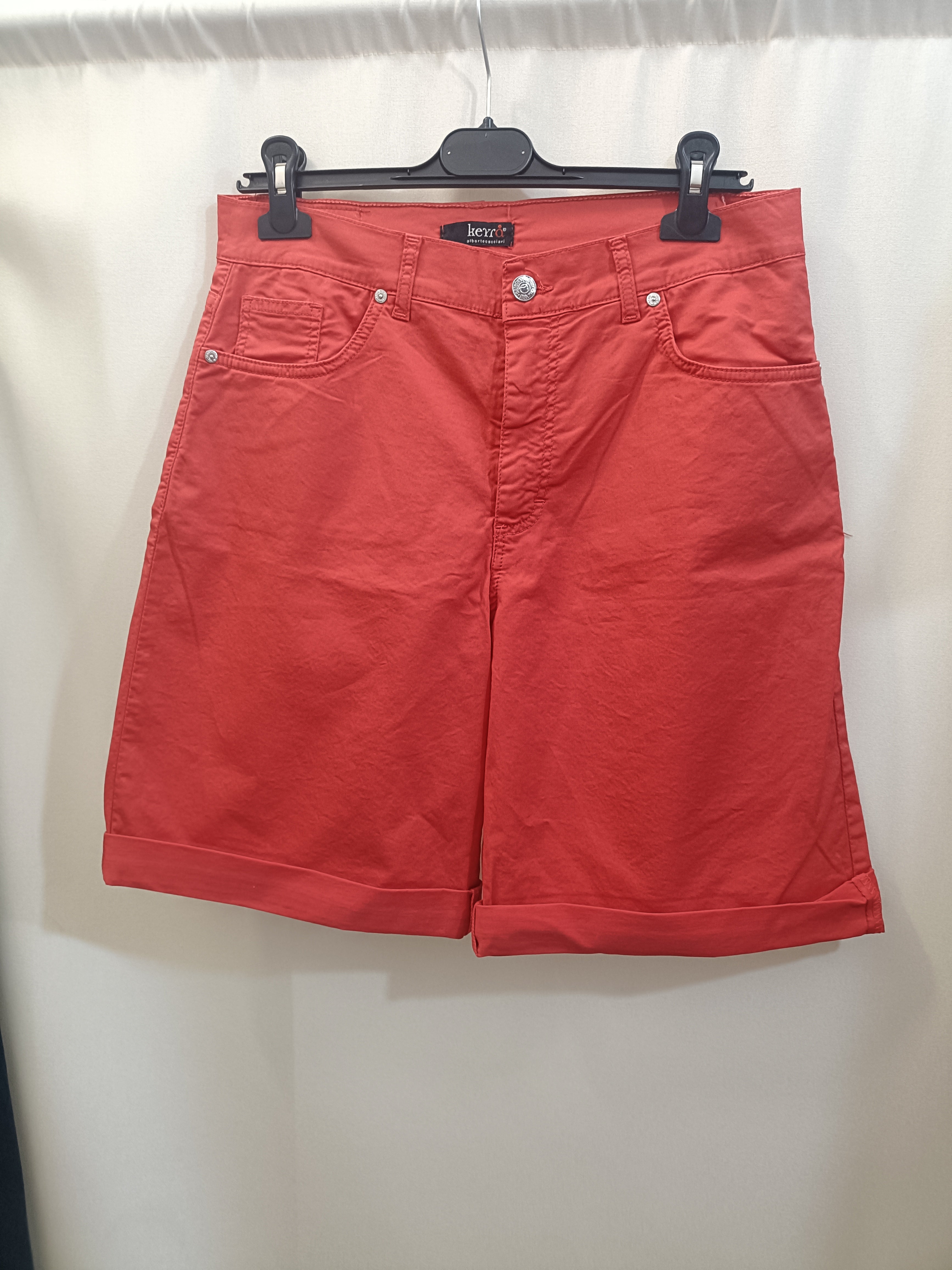 Bermuda in cotone con bottone e passanti