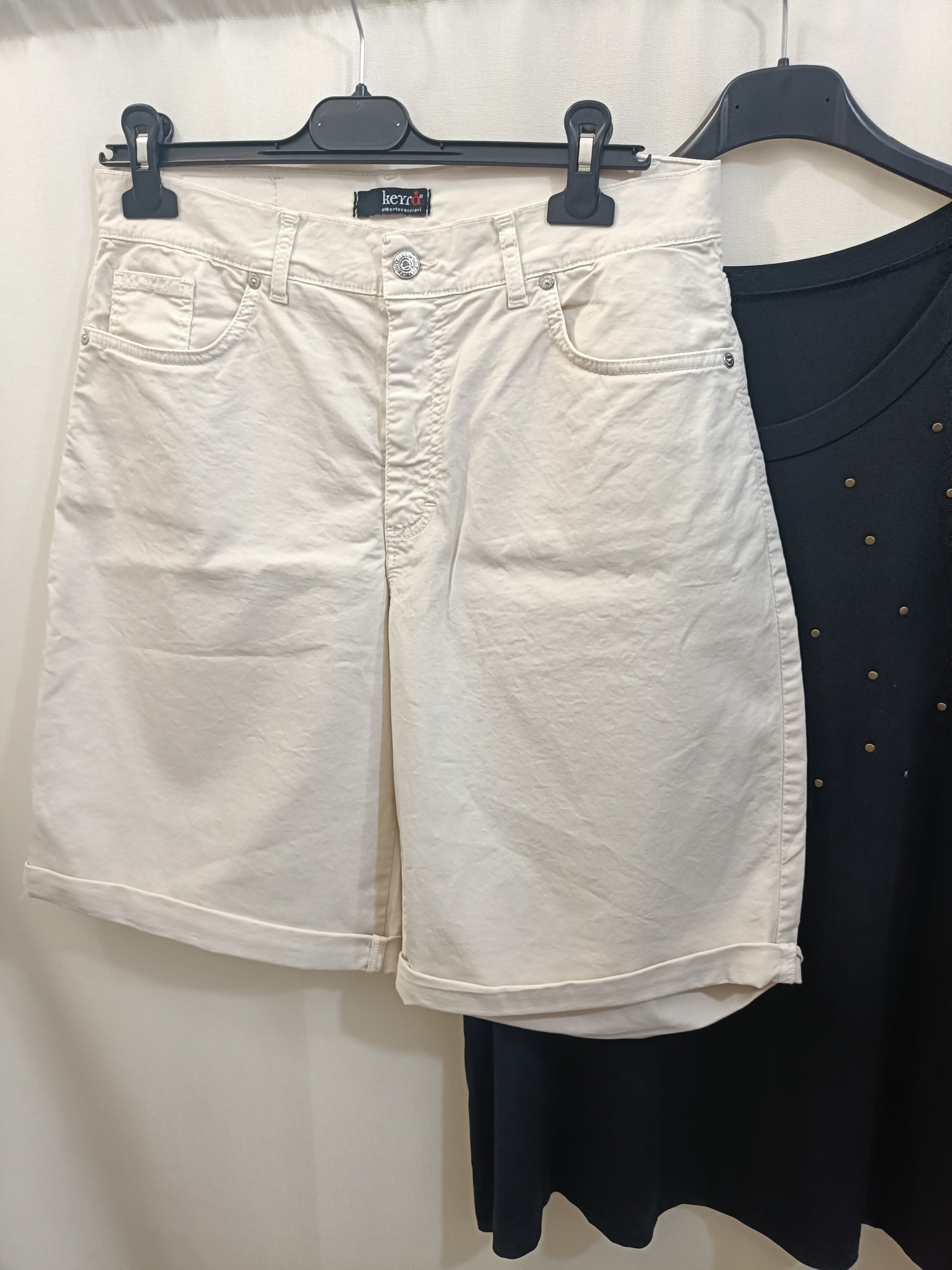 Bermuda in cotone con bottone e passanti