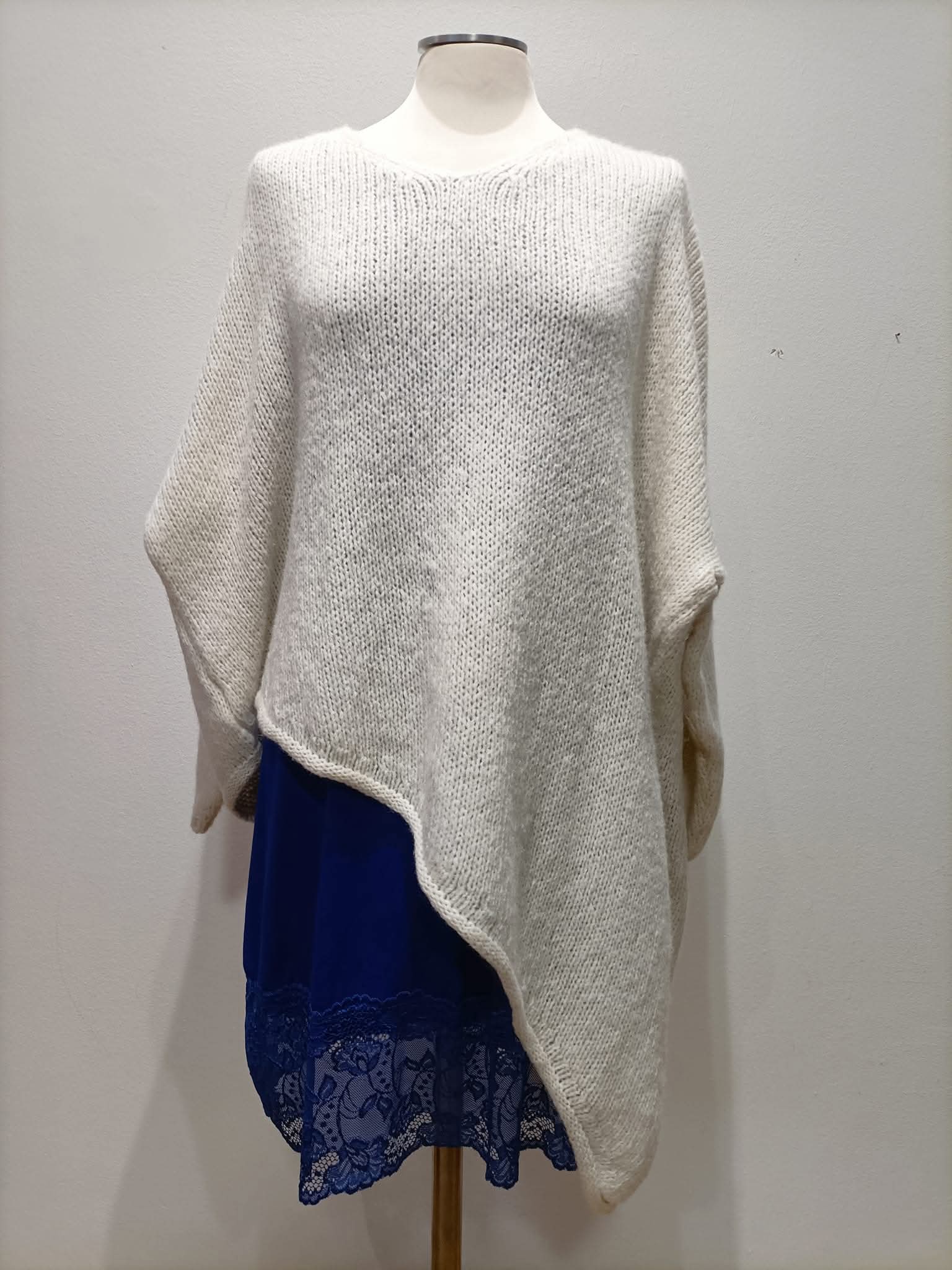 Maxi maglione taglio obliquo curvy