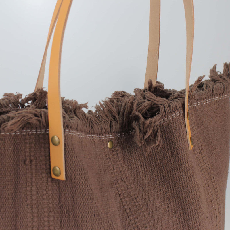 Borsa con manici in pelle e borchie